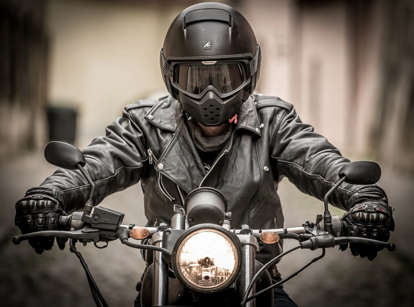 Motorista con casco integral en entorno urbano de Guatemala