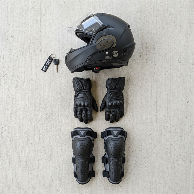 Equipo esencial para motoristas principiantes: casco, guantes y rodilleras