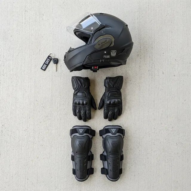 Casco de cross con visera larga en un entorno off-road